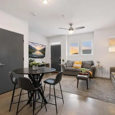 Modern 3-story Townhome W Rooftop & Views