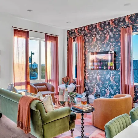 Disco Themed Hot Tub & Rooftop Decks In Holiday home Nashville