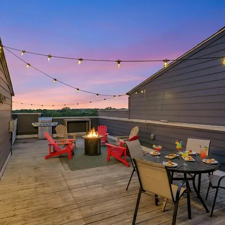 Rooftop Deck Grill Ping Pong Near Downtown Holiday home Nashville