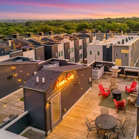 Holiday home Rooftop Deck Grill Ping Pong Near Downtown *