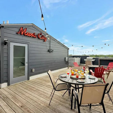 Holiday home Rooftop Deck Grill Ping Pong Near Downtown Nashville