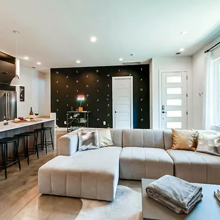 Dual Homes Rooftop Deck In Downtown Holiday home *