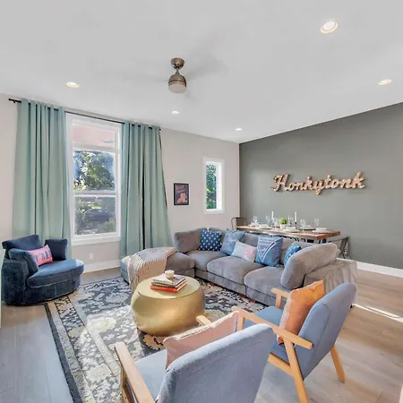 Holiday home Brand New Views Karaoke Near Downtown