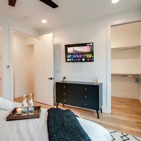 Rooftop Downtown Views - Bluebird Karaoke Holiday home *