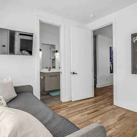 Spectacular Double Rooftop 7 Mins To Broadway Holiday home