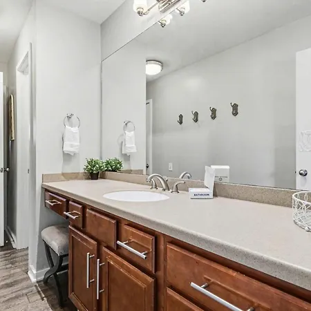 Riverfront Charm - A Scenic Downtown For 6 Holiday home Nashville