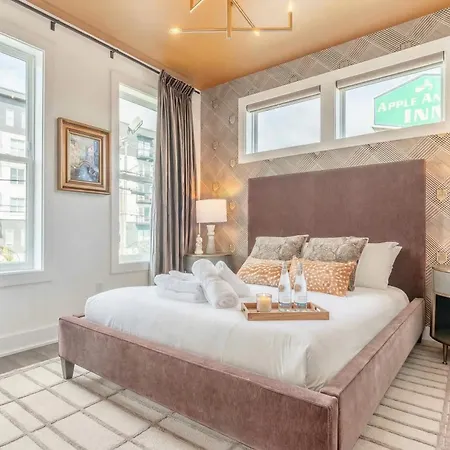 Holiday home Luxe 4br Retreat With Rooftop Fire Pit & Garage *