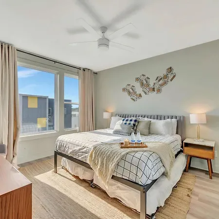 Holiday home Rooftop Deck Grill Ping Pong Near Downtown *