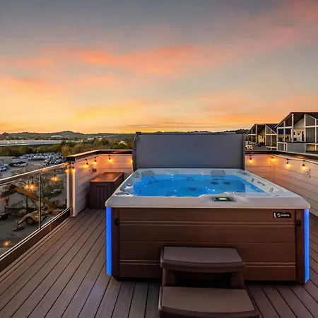 Holiday home Disco Themed Hot Tub & Rooftop Decks In Nashville