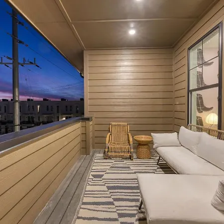 Minutes To Broadway Chic Newly Built 4bdr W Balcony 98 Degrees By Avantstay Nashville