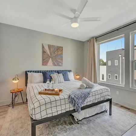 Holiday home Rooftop Deck Grill Ping Pong Near Downtown *