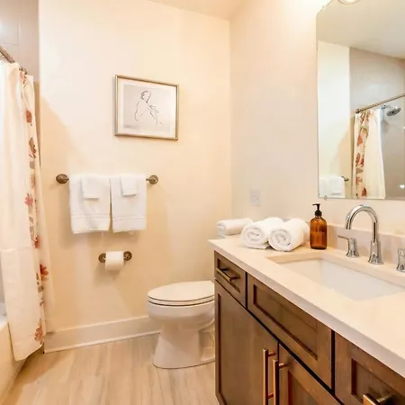 Skyline Views With Double Rooftop Deck & Game Holiday home *