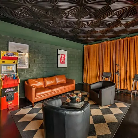 Holiday home Rooftop Hot Tub Views Pac-man Pool Table Nashville