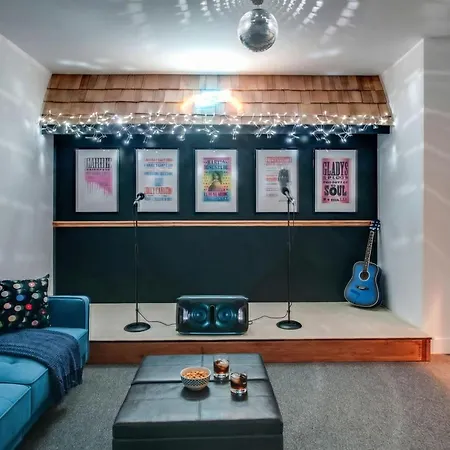 Rooftop Downtown Views - Bluebird Karaoke Holiday home *