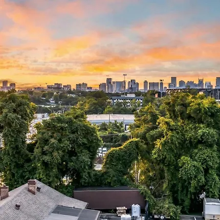 Game & Rooftop Deck At Downtown Holiday home Nashville