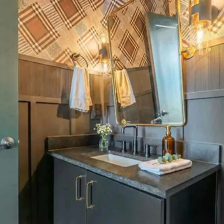 Holiday home Luxe 4br With Fire Pit Grill And Views Nashville