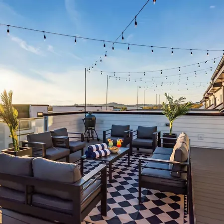 Holiday home Rooftop Hot Tub Views Pac-man Pool Table *