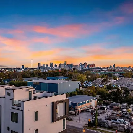Disco Themed Hot Tub & Rooftop Decks In Holiday home Nashville