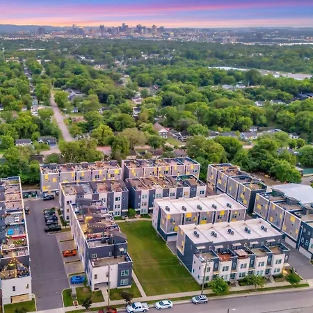 Holiday home Rooftop Deck Grill Ping Pong Near Downtown *
