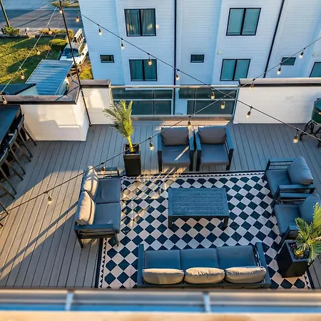 Rooftop Hot Tub Views Pac-man Pool Table Holiday home *