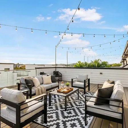 Holiday home Double Rooftop Decks Hot Tub Karaoke *