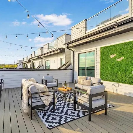Double Rooftop Decks Hot Tub Karaoke Holiday home Nashville