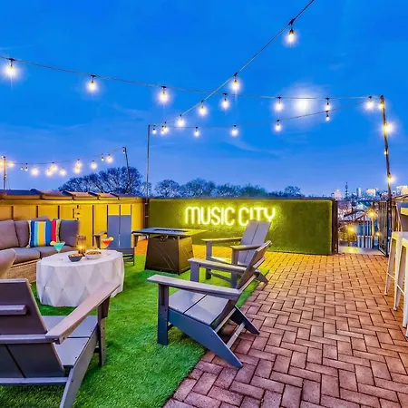 Skyline Views With Double Rooftop Deck & Game Holiday home *