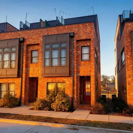 Skyline Views With Double Rooftop Deck & Game Holiday home