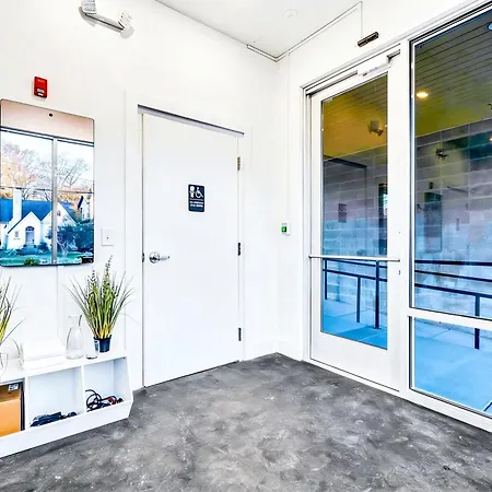 Apartment Rooftop Views Stylish Decor Nash Downtown Access *