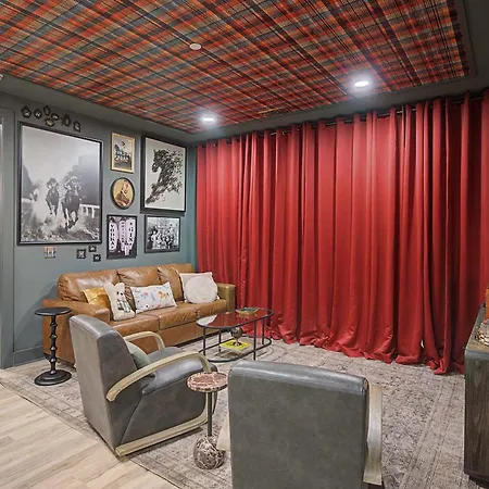 The Lounge Close To Broadway *