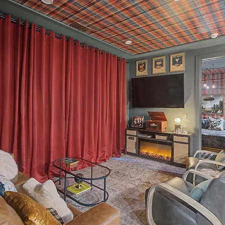 The Lounge Close To Broadway *
