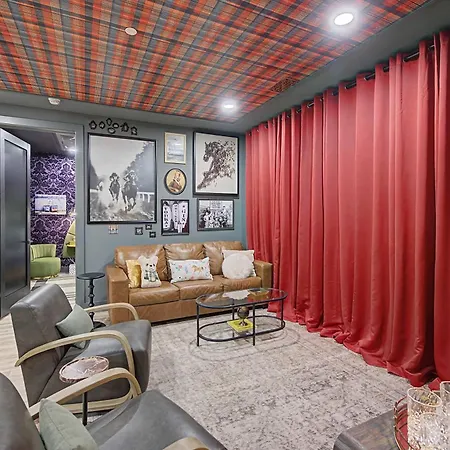 The Lounge Close To Broadway *