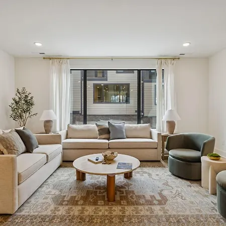 Chic Nash Townhouse Rooftop Patio And Views Holiday home *