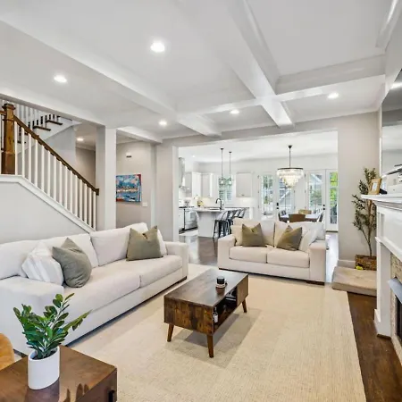 Walk To 12 South And Restaurants With Garage And Golf Simulator Holiday home