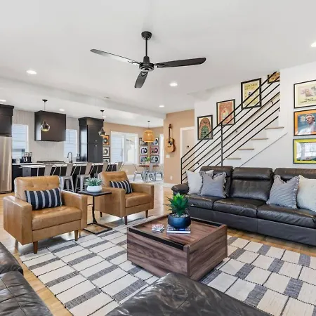 Holiday home Modern House By Downtown With Garage And Fenced-in Yard *
