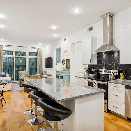 Scene In Chic East Nash 12 Min To Broadway Holiday home Nashville