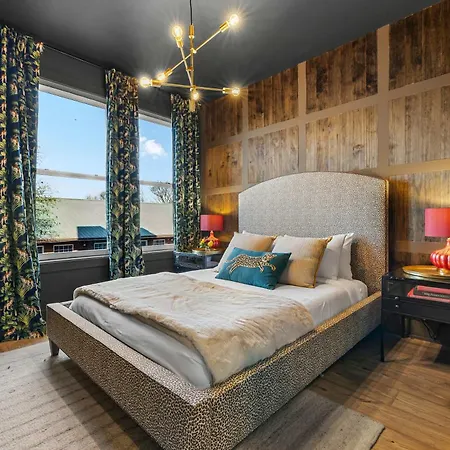 Holiday home Nash Skyline Views Rooftop With Fire Pit Grill