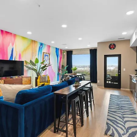 Riverfront Luxury - Walk To Downtown Broadway, Private Patio Holiday home *