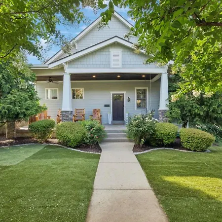 Walk To 12 South And Restaurants With Garage And Golf Simulator