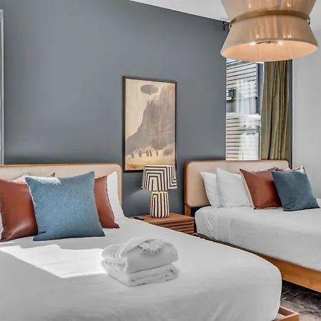 Stylish 5br Retreat W Rooftop Hot Tub Holiday home *