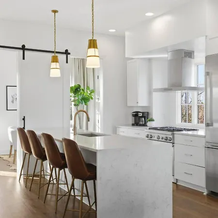 Near Vanderbilt And Belmont With Garage, Pool Table Holiday home