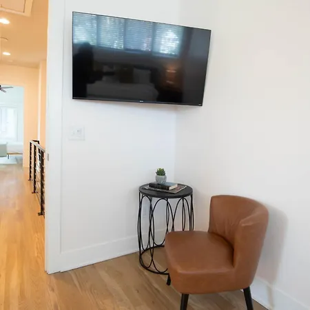 Modern Retreat 4 Bedroom 3 5 Ba Walk To East Nash Gems