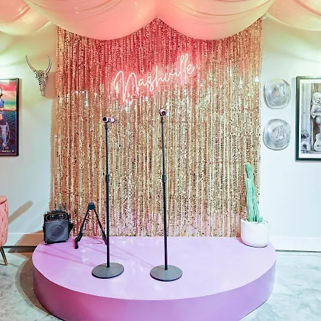 Holiday home Glam Bachelorette Stage & Neon Vibes