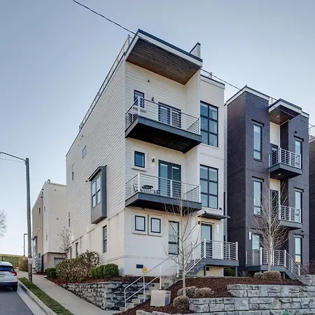 The Skyline Social - Retreat & Private Rooftop Holiday home *