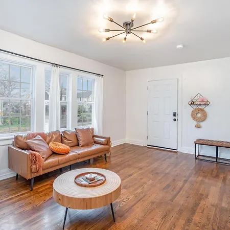 Holiday home - 2 Units - Minutes To Broadway & Germantown *