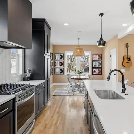 Modern House By Downtown With Garage And Fenced-in Yard Holiday home *