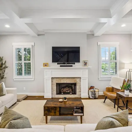 Walk To 12 South And Restaurants With Garage And Golf Simulator Holiday home Nashville
