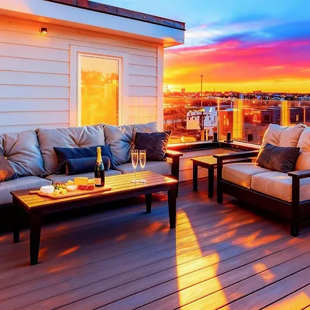 Holiday home Elevator With Rooftop Hot Tub & Spacious Yard *