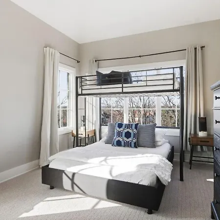Near Vanderbilt And Belmont With Garage, Pool Table Holiday home