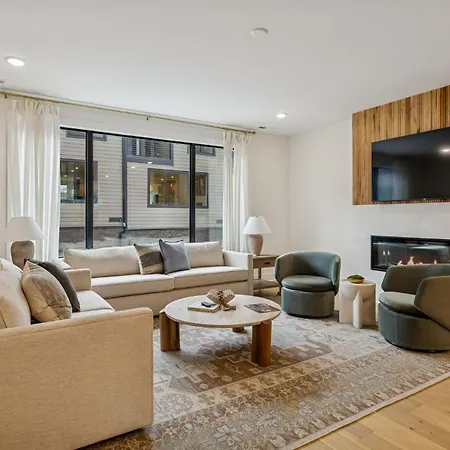 Holiday home Chic Nash Townhouse Rooftop Patio And Views